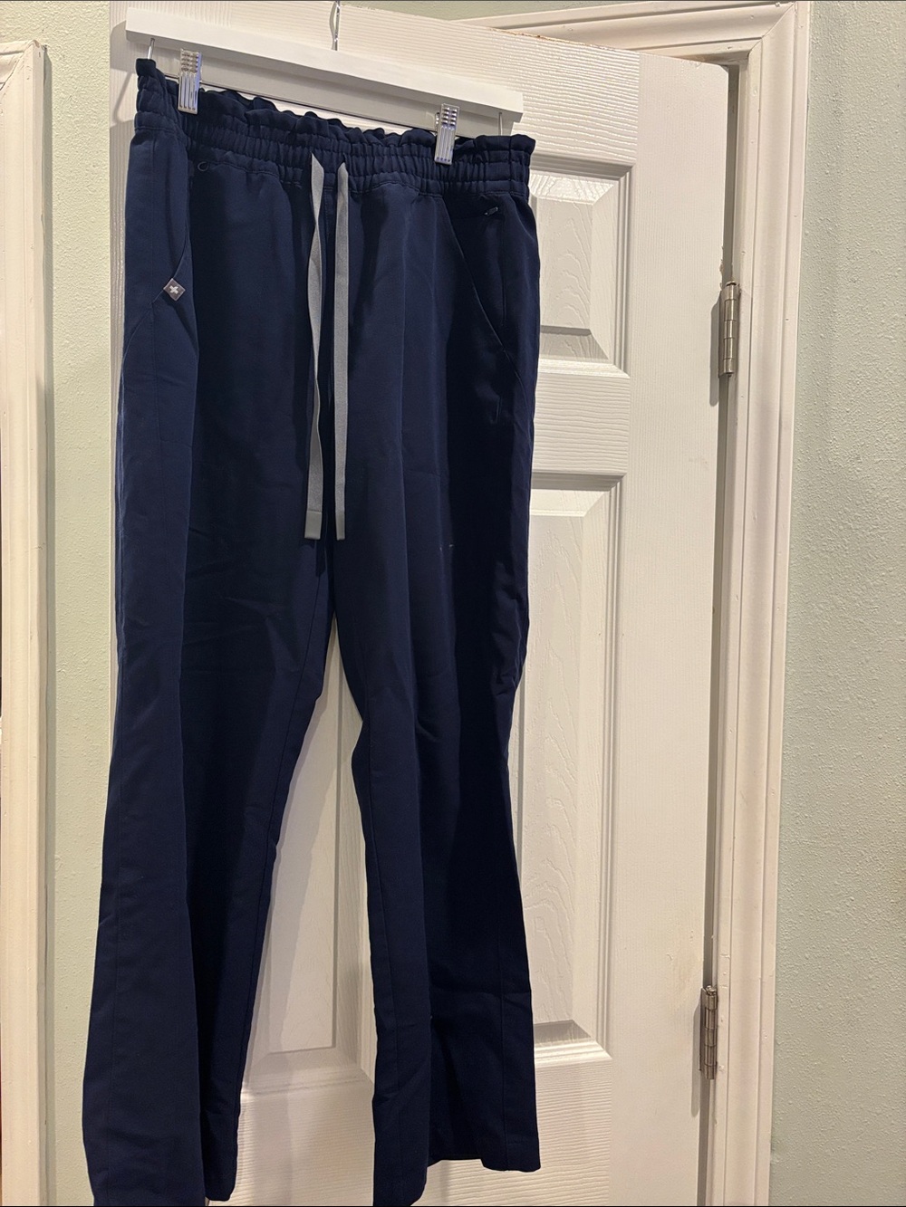 Figs Women’s Davia’s High Waisted Straight Leg 
Size medium petite